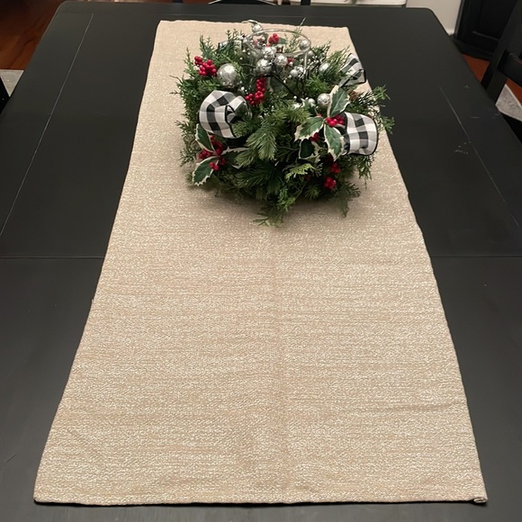 Metallic Table Runner - Picture 5 of 9